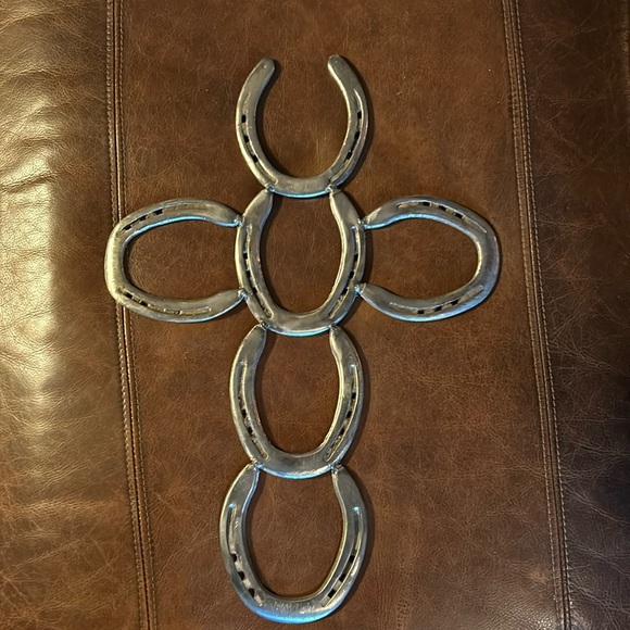 Handmade cross horse shoe wall hanging - Picture 2 of 2